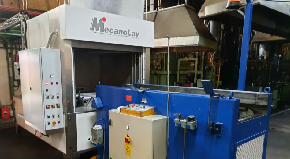Automatic loading for cleaning, degreasing industrial parts before heat treatment